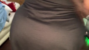 Jefa infiel es follada por empleado mientras habla con su marido por teléfono. ¡CULO ENORME!💦